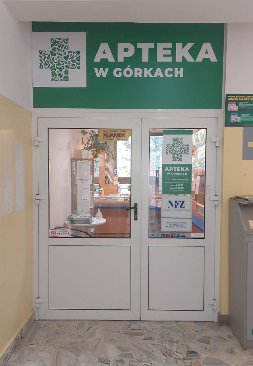 Wejście do Apteki „W Górkach” przy ul. Zalesie 3